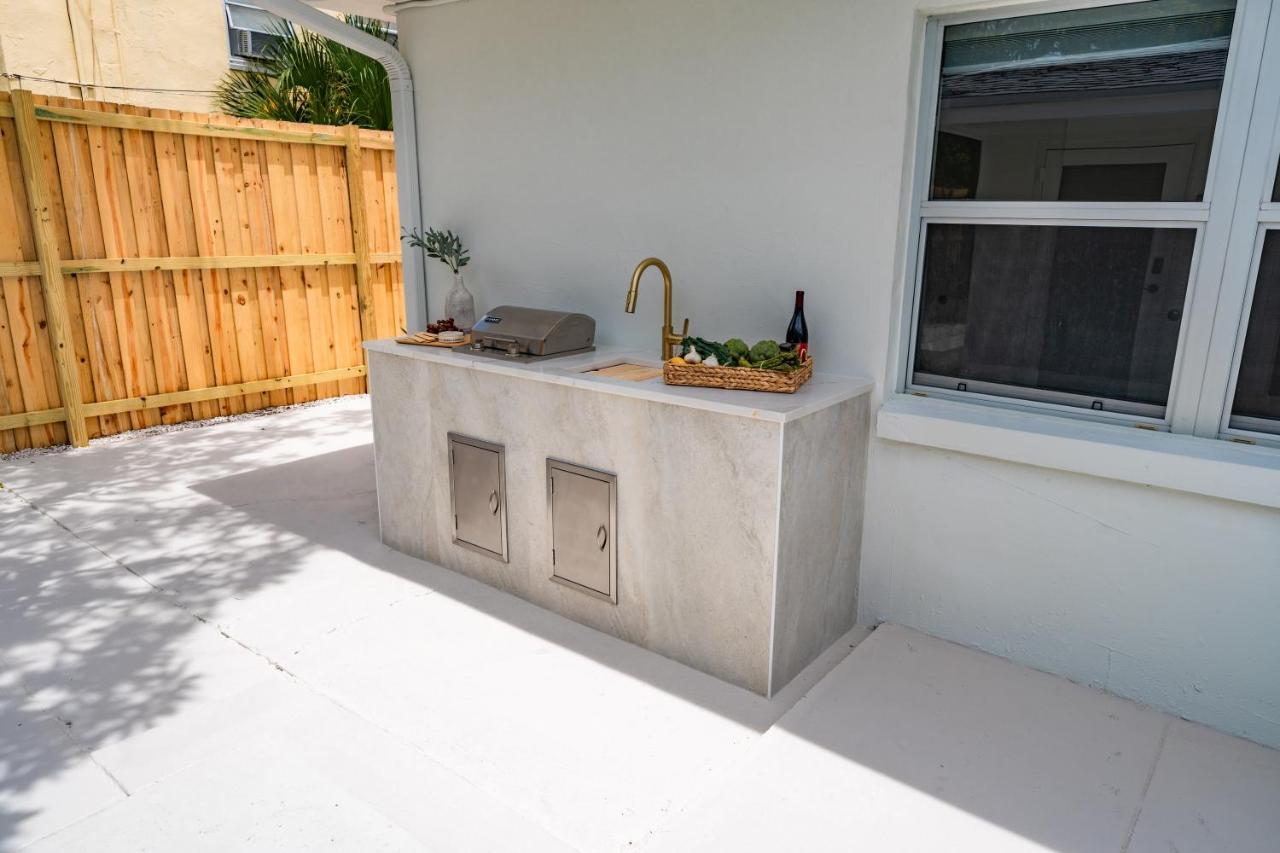 M Lake Worth Beach - Modern Villas Near West Palm Beach, Chic Retro Vibes, King Bed, Cozy Backyard, Bbq, Workspace, High-Speed Internet, Free Parking, 5 Minutes To Downtown & Beach Экстерьер фото