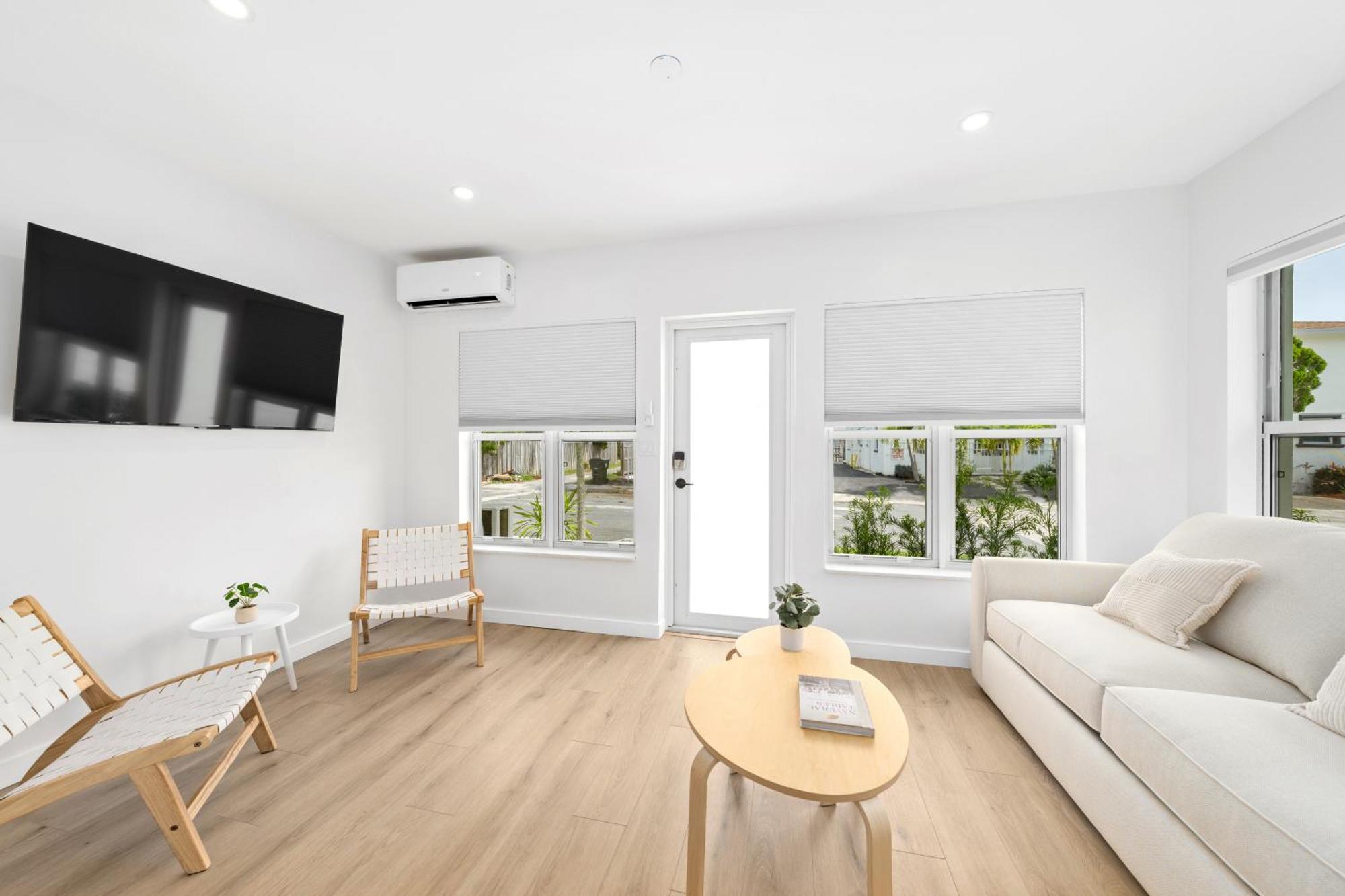 M Lake Worth Beach - Modern Villas Near West Palm Beach, Chic Retro Vibes, King Bed, Cozy Backyard, Bbq, Workspace, High-Speed Internet, Free Parking, 5 Minutes To Downtown & Beach Экстерьер фото