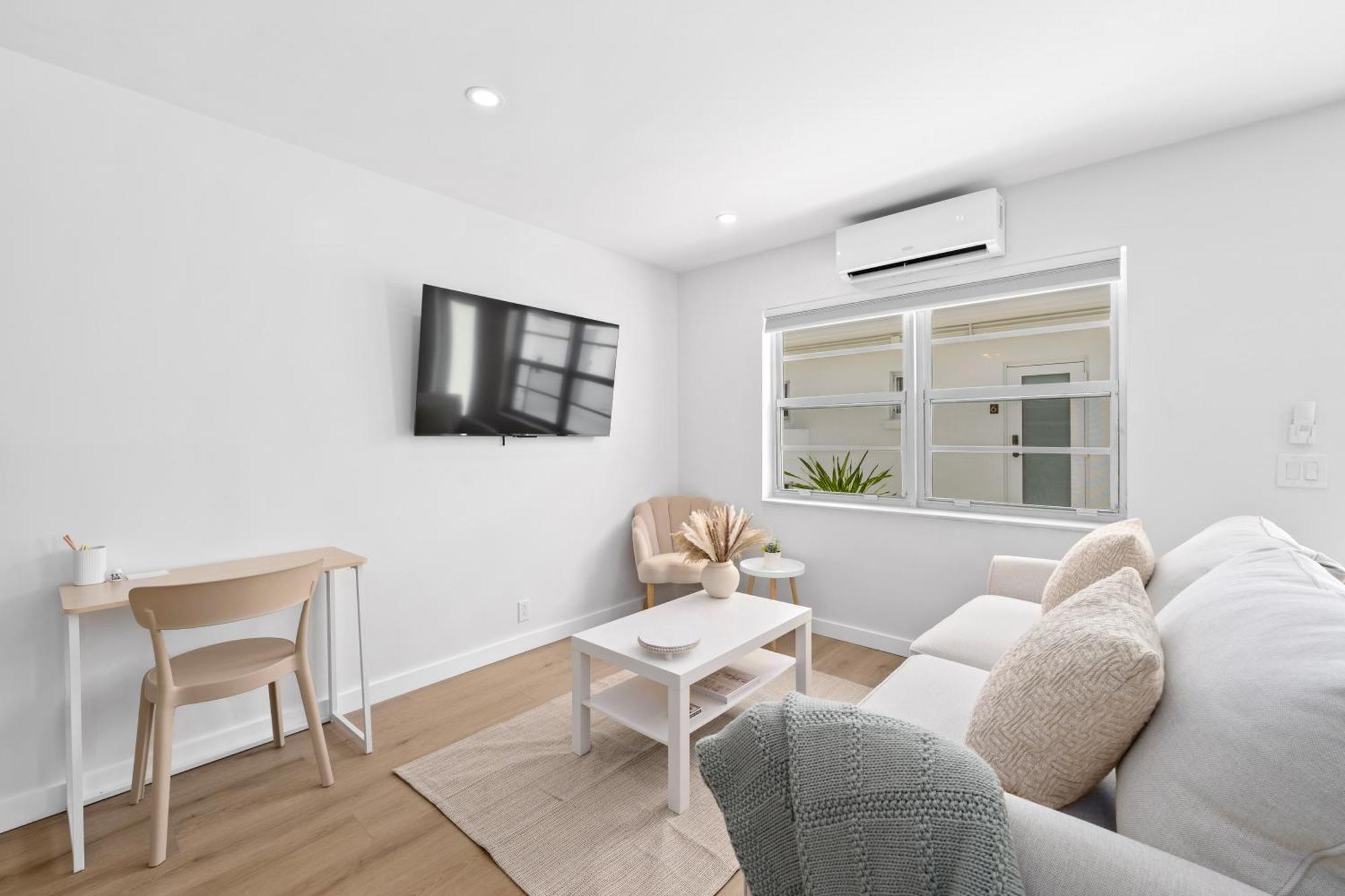 M Lake Worth Beach - Modern Villas Near West Palm Beach, Chic Retro Vibes, King Bed, Cozy Backyard, Bbq, Workspace, High-Speed Internet, Free Parking, 5 Minutes To Downtown & Beach Экстерьер фото