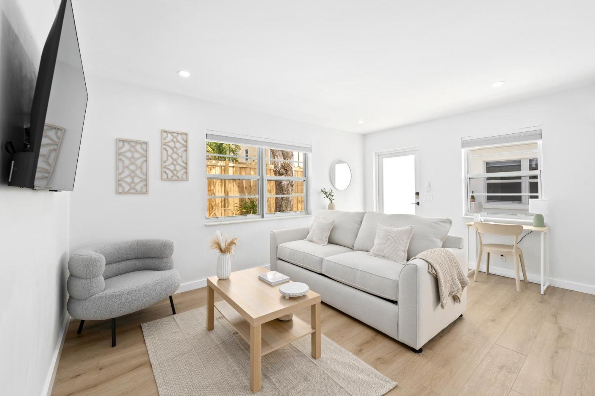M Lake Worth Beach - Modern Villas Near West Palm Beach, Chic Retro Vibes, King Bed, Cozy Backyard, Bbq, Workspace, High-Speed Internet, Free Parking, 5 Minutes To Downtown & Beach Экстерьер фото